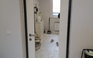 входная недорогая дверь с зеркалом внутри