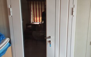 входная дверь белого цвета с отделкой МДФ панелями