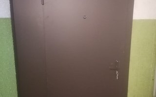тамбурная двухстворчатая дверь с боковой вставкой и одним замком, фото с места установки