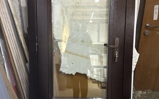 металлическая дверь в котельную со стеклопакетом и вентиляционной решеткой
